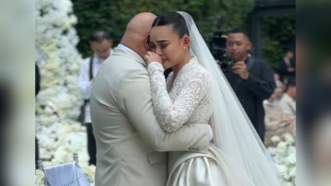 Amanda Manopo memeluk sang ayah. [TikTok]